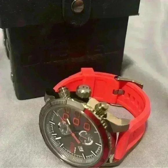 🔥 BNIB Men’s Diesel Red/black Watch - Picture 2 of 3